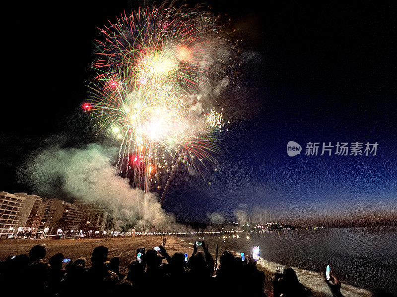 真正的彩色烟花与散景背景。极光庆典/新年庆典